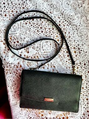 Kate Spade Laurel Way Winni Crossbody Clutch Wallet (EUC) black- purse